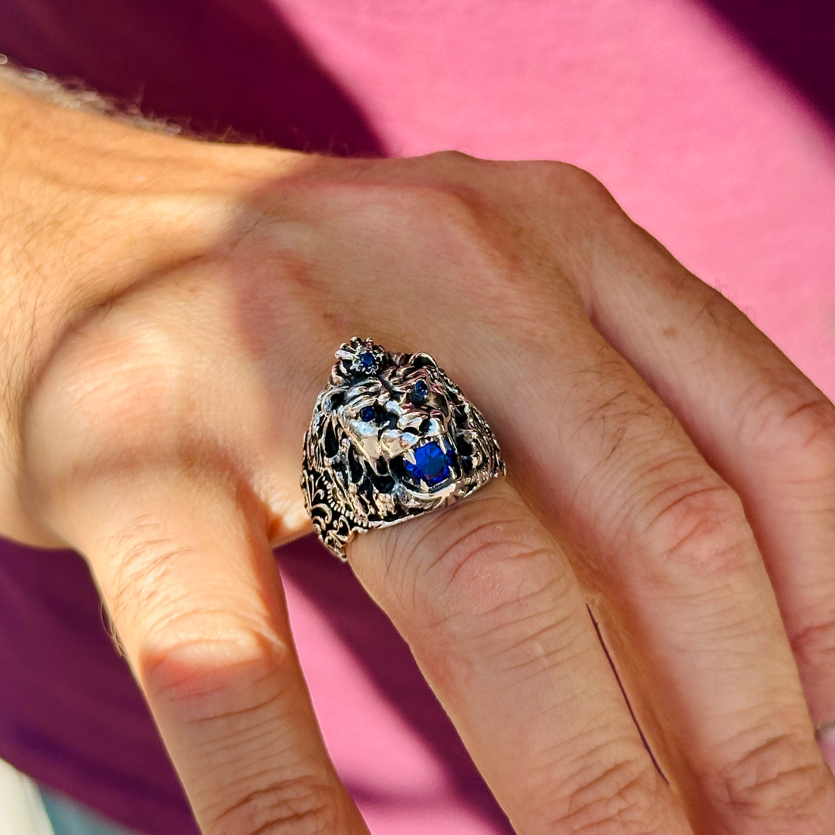 Herrenring aus Silber mit Saphir und Leon-Kopf