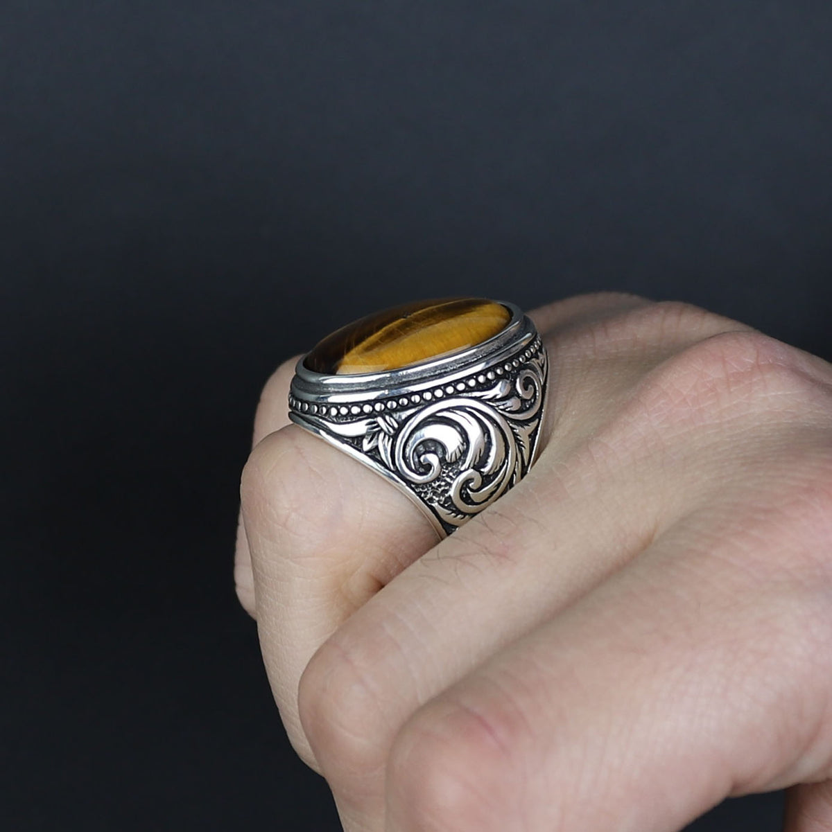 Handgefertigter Herrenring mit großem Tigeraugen-Edelstein und Gravur