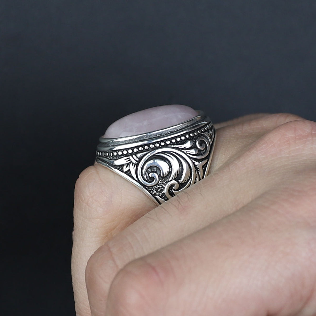 Herrenring aus Sterlingsilber mit graviertem rosa Quarz-Edelstein