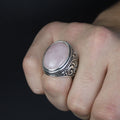 Herrenring aus Sterlingsilber mit graviertem rosa Quarz-Edelstein