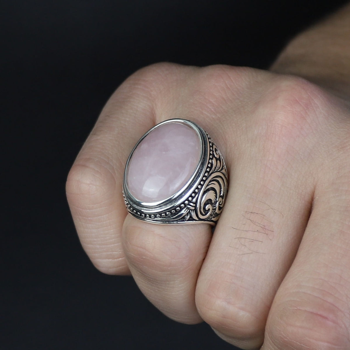 Herrenring aus Sterlingsilber mit graviertem rosa Quarz-Edelstein