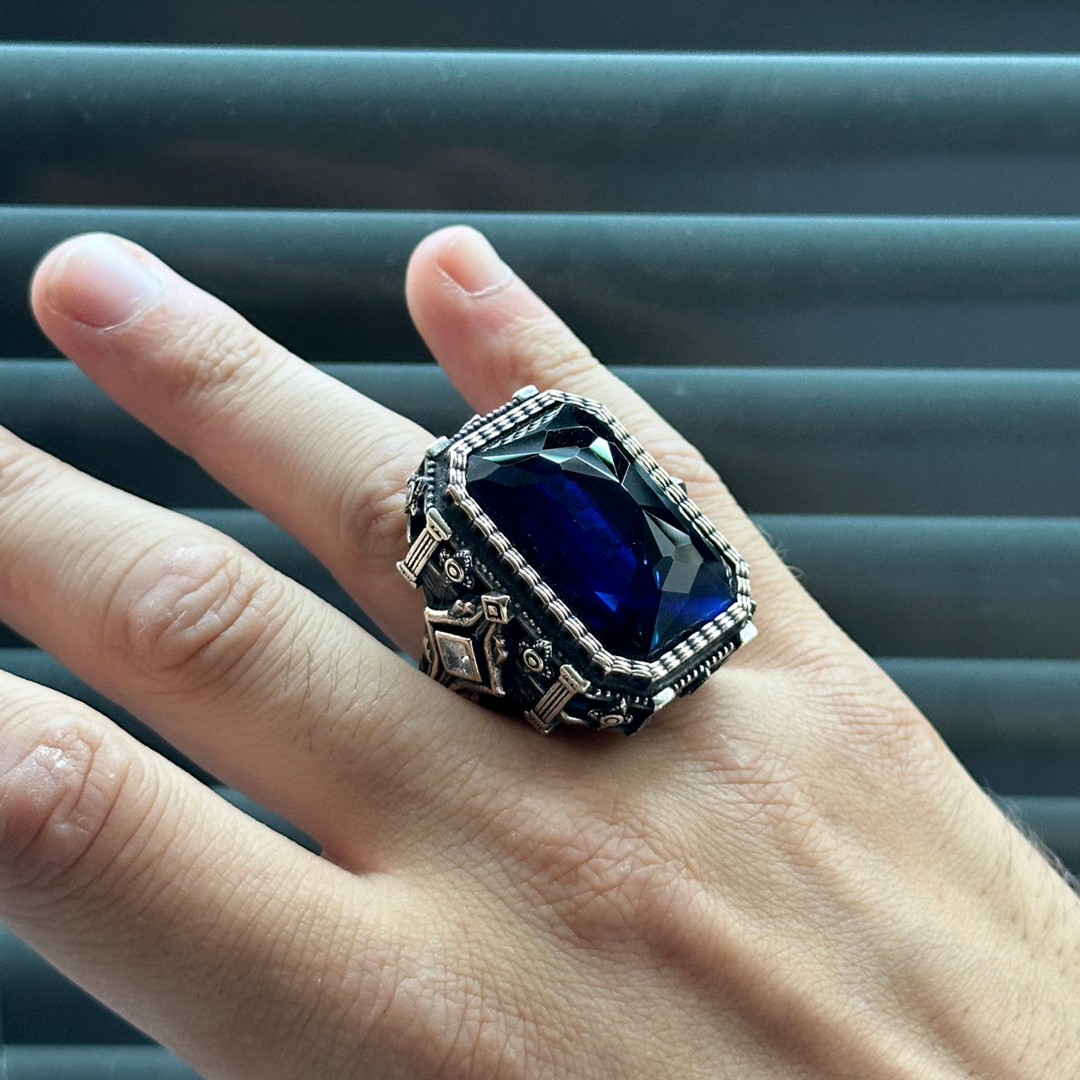 Herrenring im osmanischen Stil mit großem quadratischem Saphir-Edelstein
