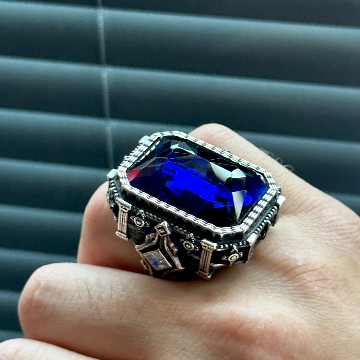 Herrenring im osmanischen Stil mit großem quadratischem Saphir-Edelstein