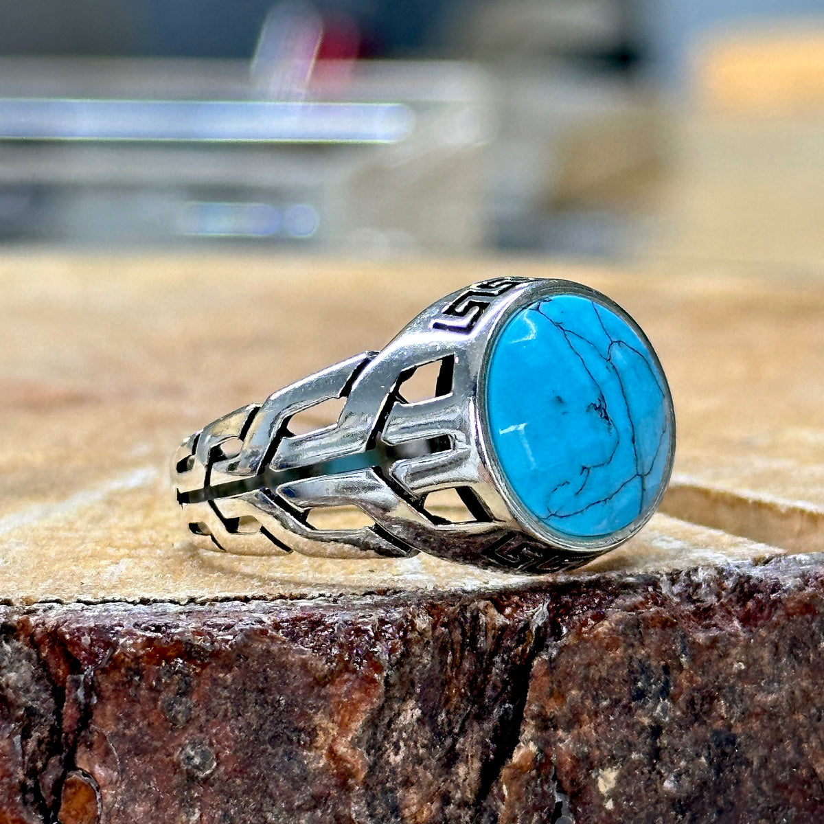 Handgemachter minimalistischer Ring mit rundem Türkisstein für Männer