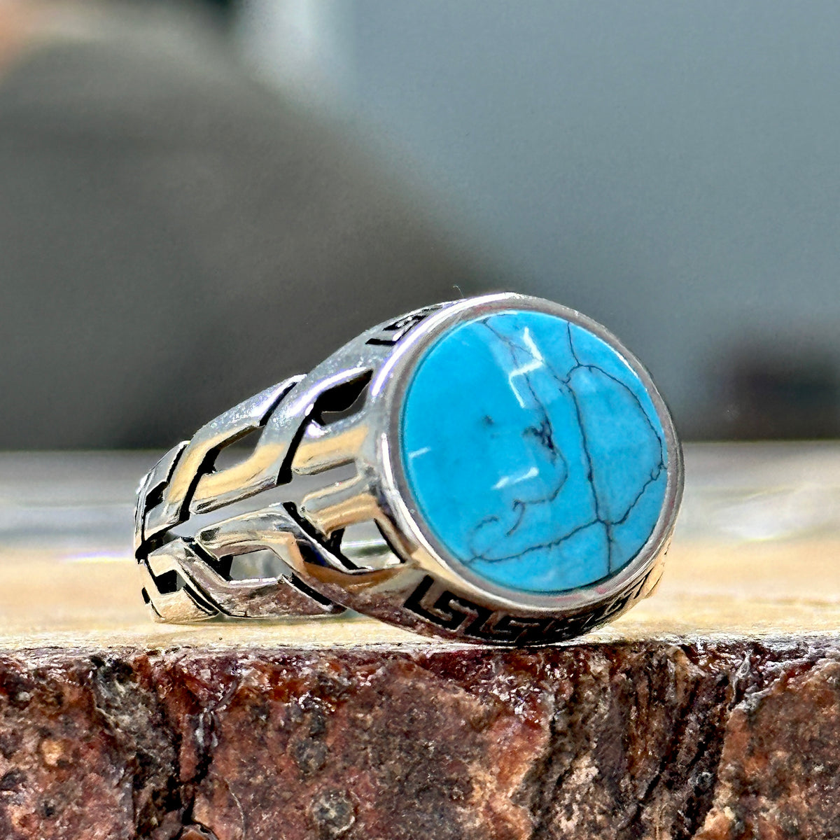 Handgemachter minimalistischer Ring mit rundem Türkisstein für Männer