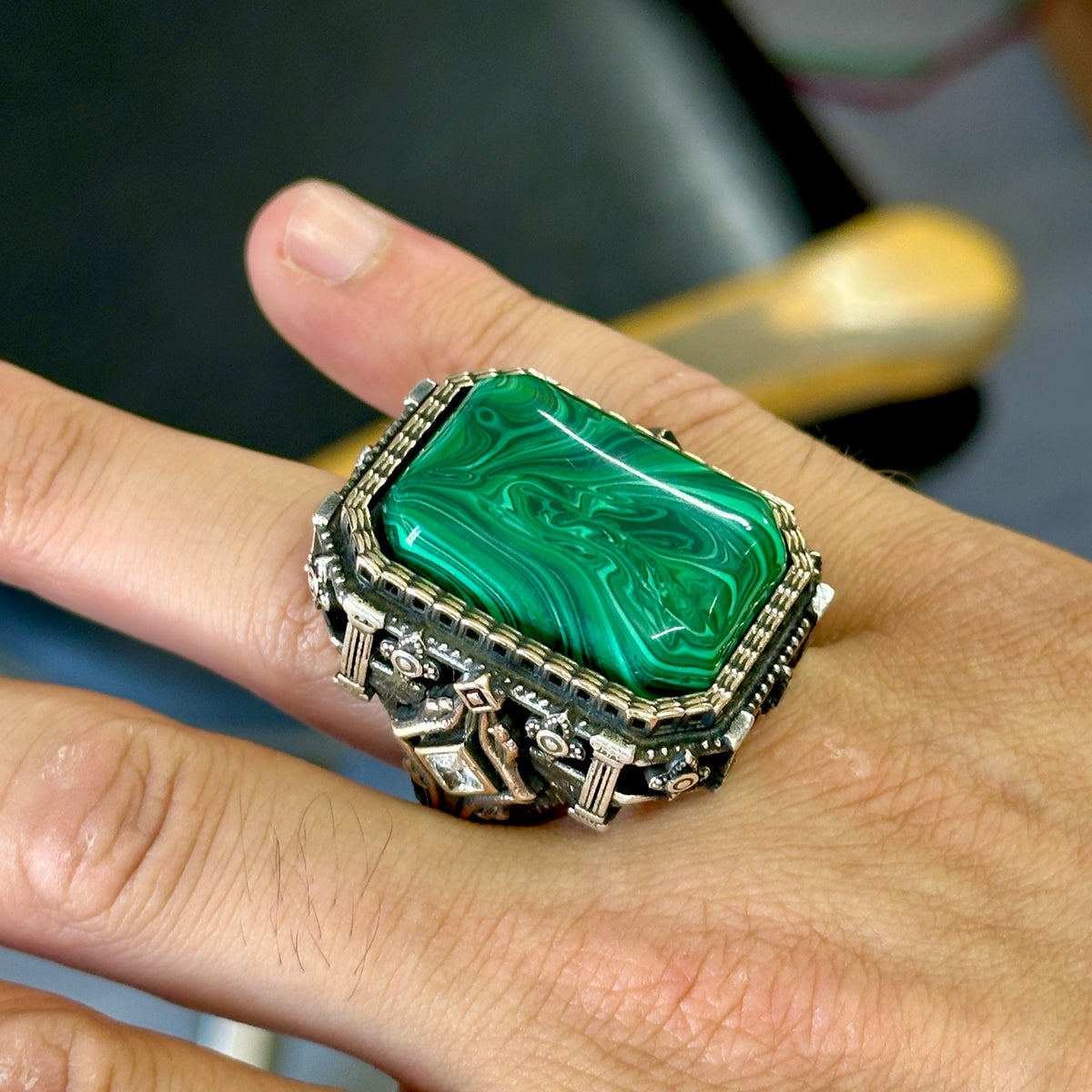 Herrenring aus Silber, handgefertigt, großer Ring mit Malachit-Edelstein