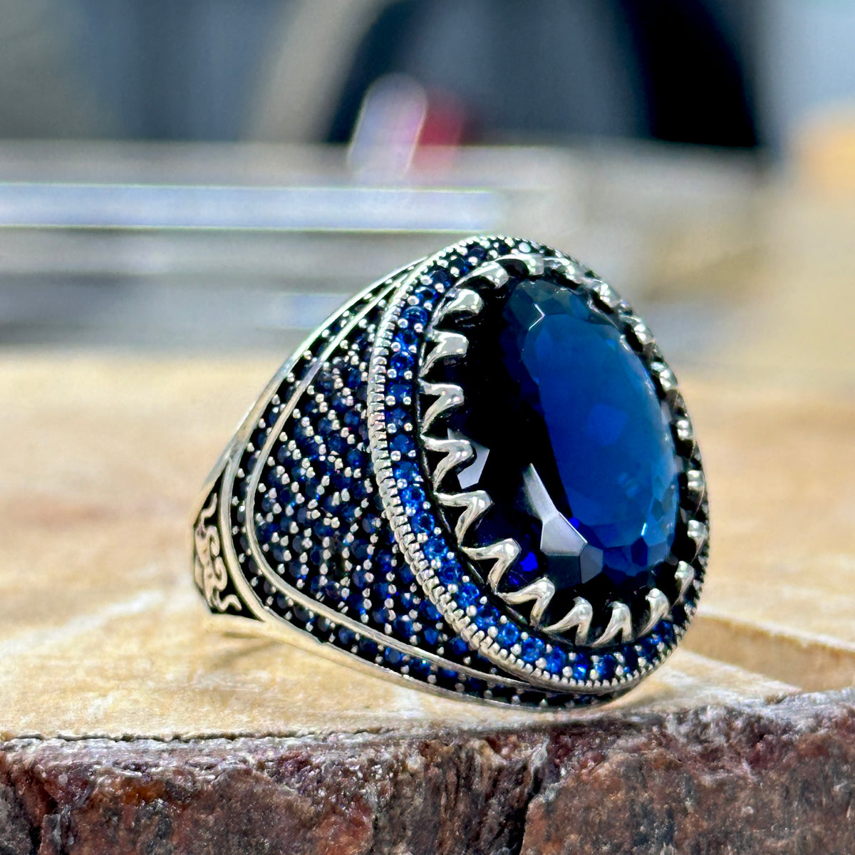 Handgefertigter Ring mit Mikrosaphirsteinen für Männer