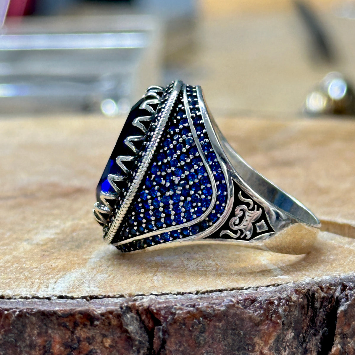 Handgefertigter Ring mit Mikrosaphirsteinen für Männer