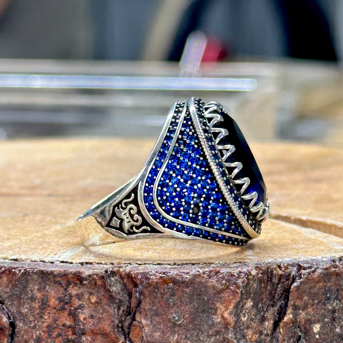 Handgefertigter Ring mit Mikrosaphirsteinen für Männer