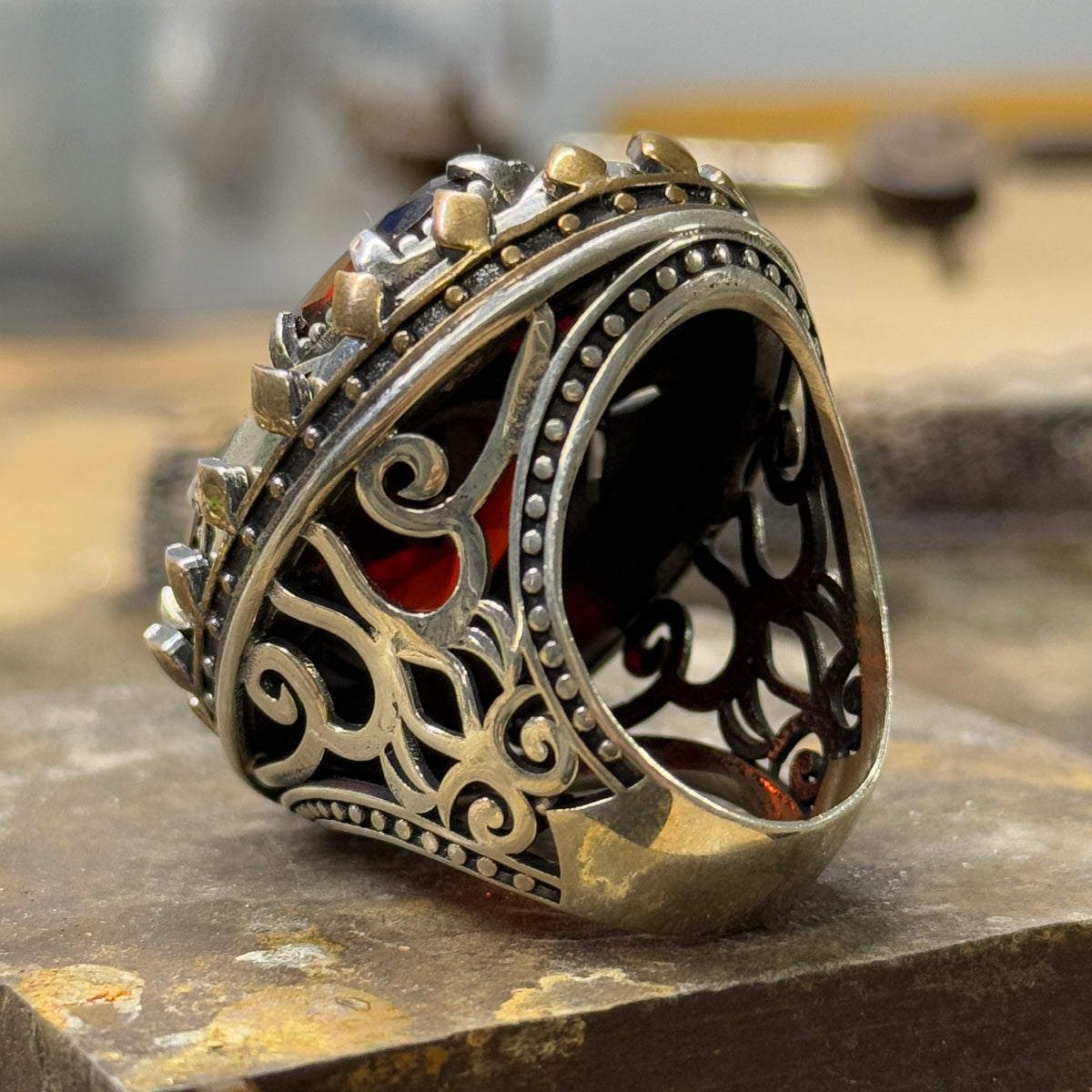 Herrenring aus Silber, handgefertigt, mit großem Granat-Edelstein, einzigartiger Herrenring