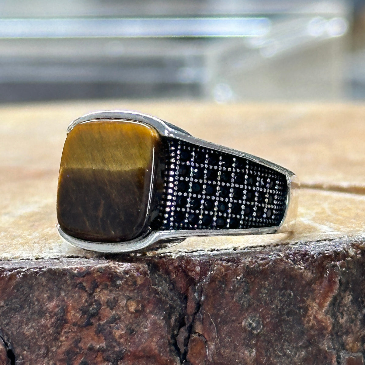Anillo de piedra preciosa de ojo de tigre cuadrado minimalista hecho a mano para hombre