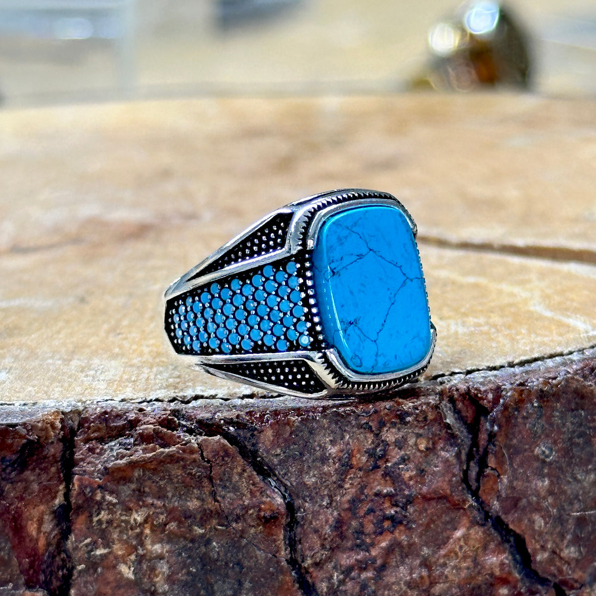 Handgemachter minimalistischer Ring mit Mikrotürkissteinen für Männer