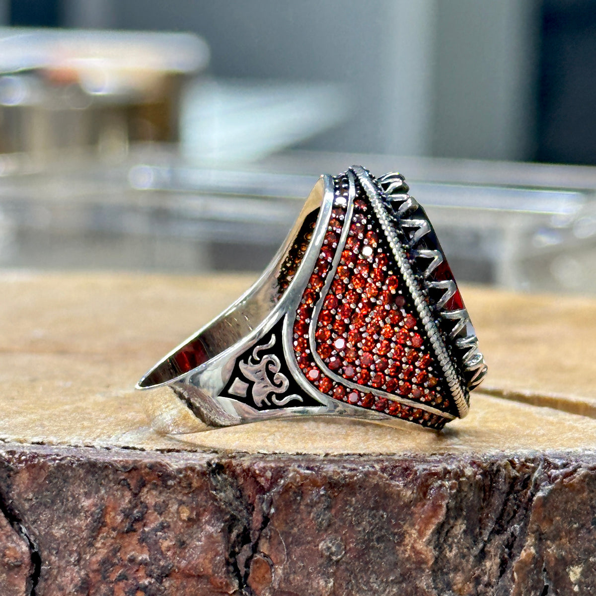 Anillo de plata con piedra preciosa de rubí ovalado hecho a mano para hombre