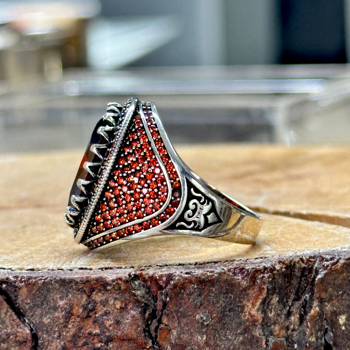 Anillo de plata con piedra preciosa de rubí ovalado hecho a mano para hombre