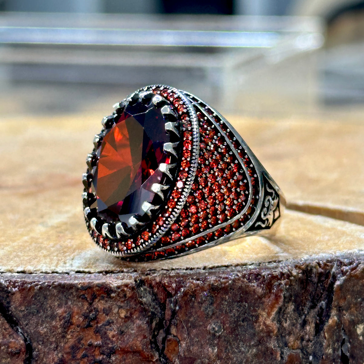 Anillo de plata con piedra preciosa de rubí ovalado hecho a mano para hombre