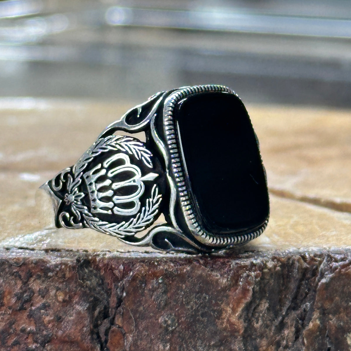 Anillo de ónix con corona de rey cuadrado hecho a mano para hombre