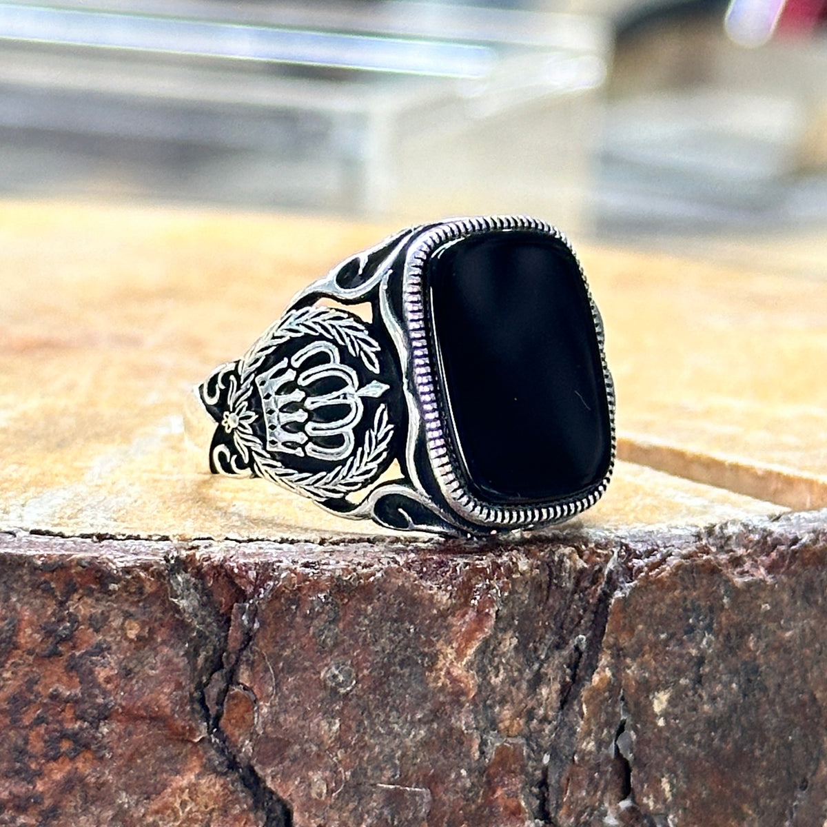 Anillo de ónix con corona de rey cuadrado hecho a mano para hombre