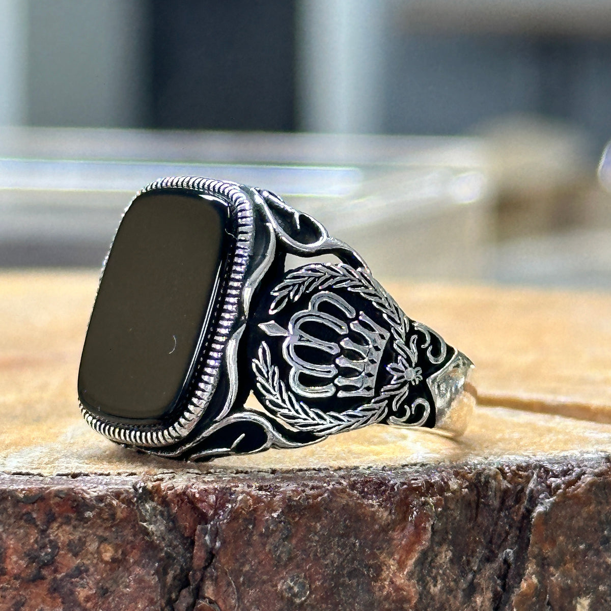 Anillo de ónix con corona de rey cuadrado hecho a mano para hombre