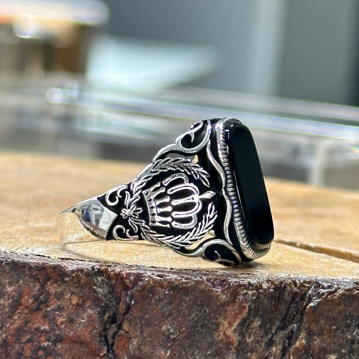 Anillo de ónix con corona de rey cuadrado hecho a mano para hombre