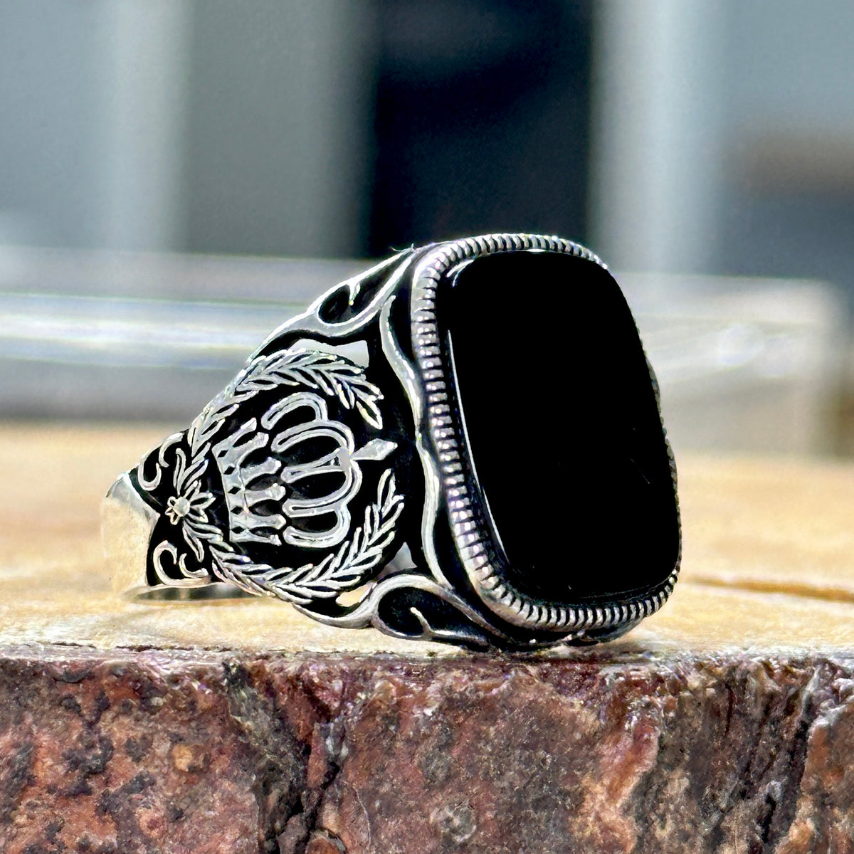 Anillo de ónix con corona de rey cuadrado hecho a mano para hombre