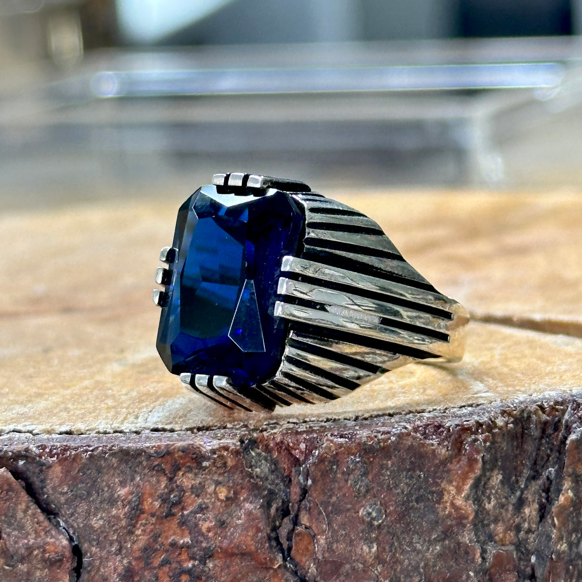 Männer Quadratischer Silberring mit blauem Saphir