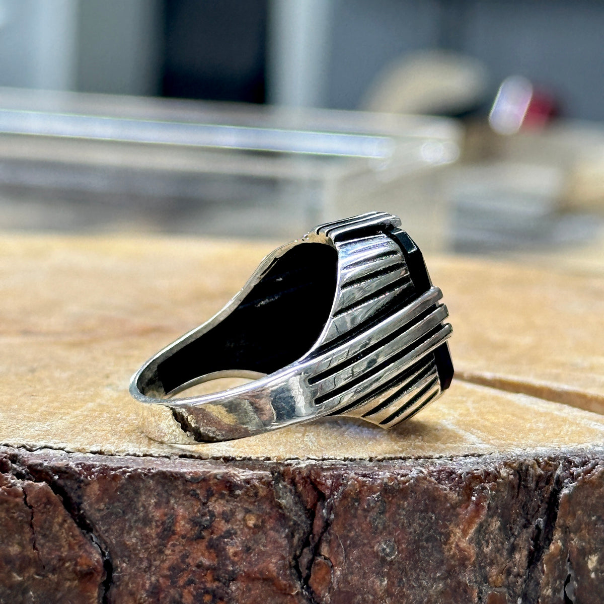 Männer Quadratischer Silberring mit blauem Saphir