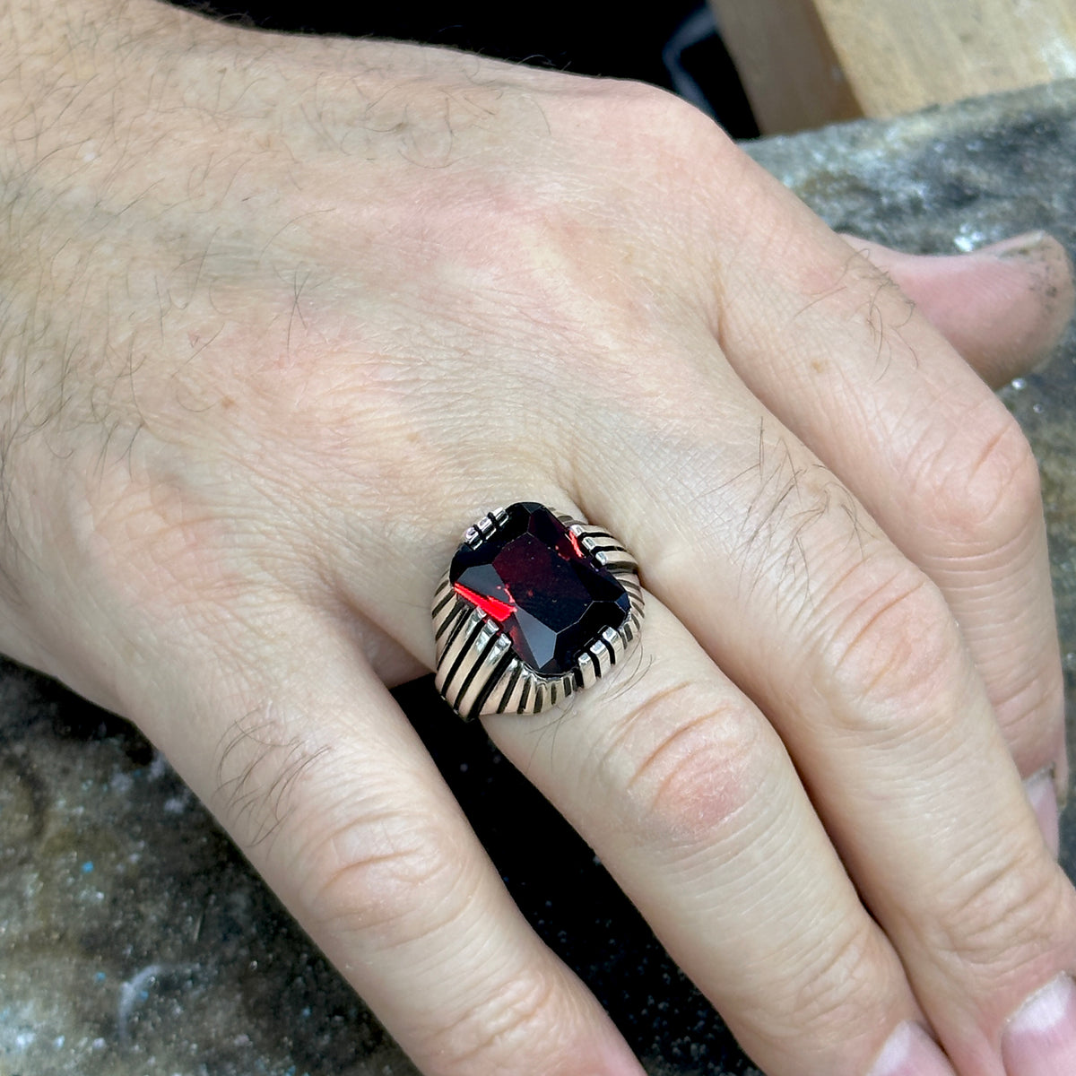 Anillo hecho a mano con piedra granate rubí para hombre