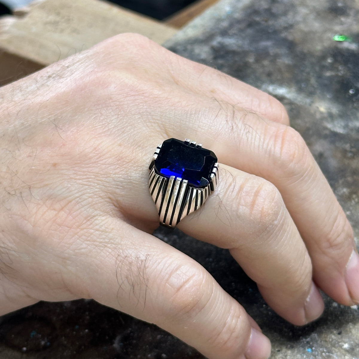 Männer Quadratischer Silberring mit blauem Saphir