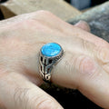 Handgemachter minimalistischer Ring mit rundem Türkisstein für Männer