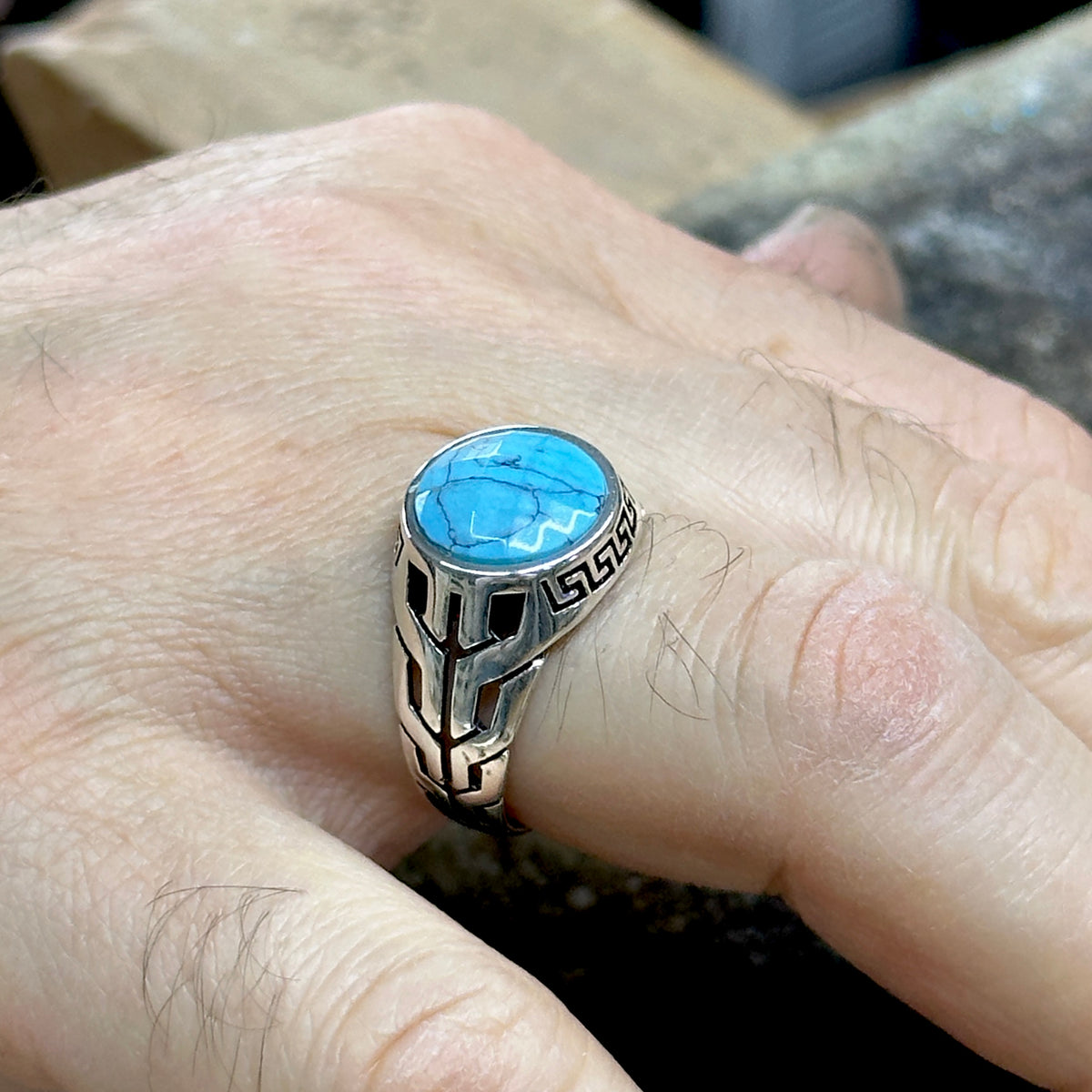 Handgemachter minimalistischer Ring mit rundem Türkisstein für Männer