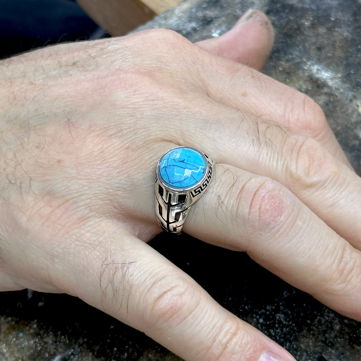 Handgemachter minimalistischer Ring mit rundem Türkisstein für Männer