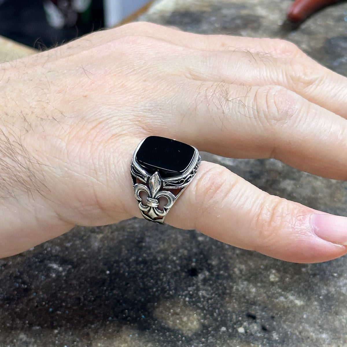 Anillo de ónix mínimo cuadrado de plata hecho a mano para hombre