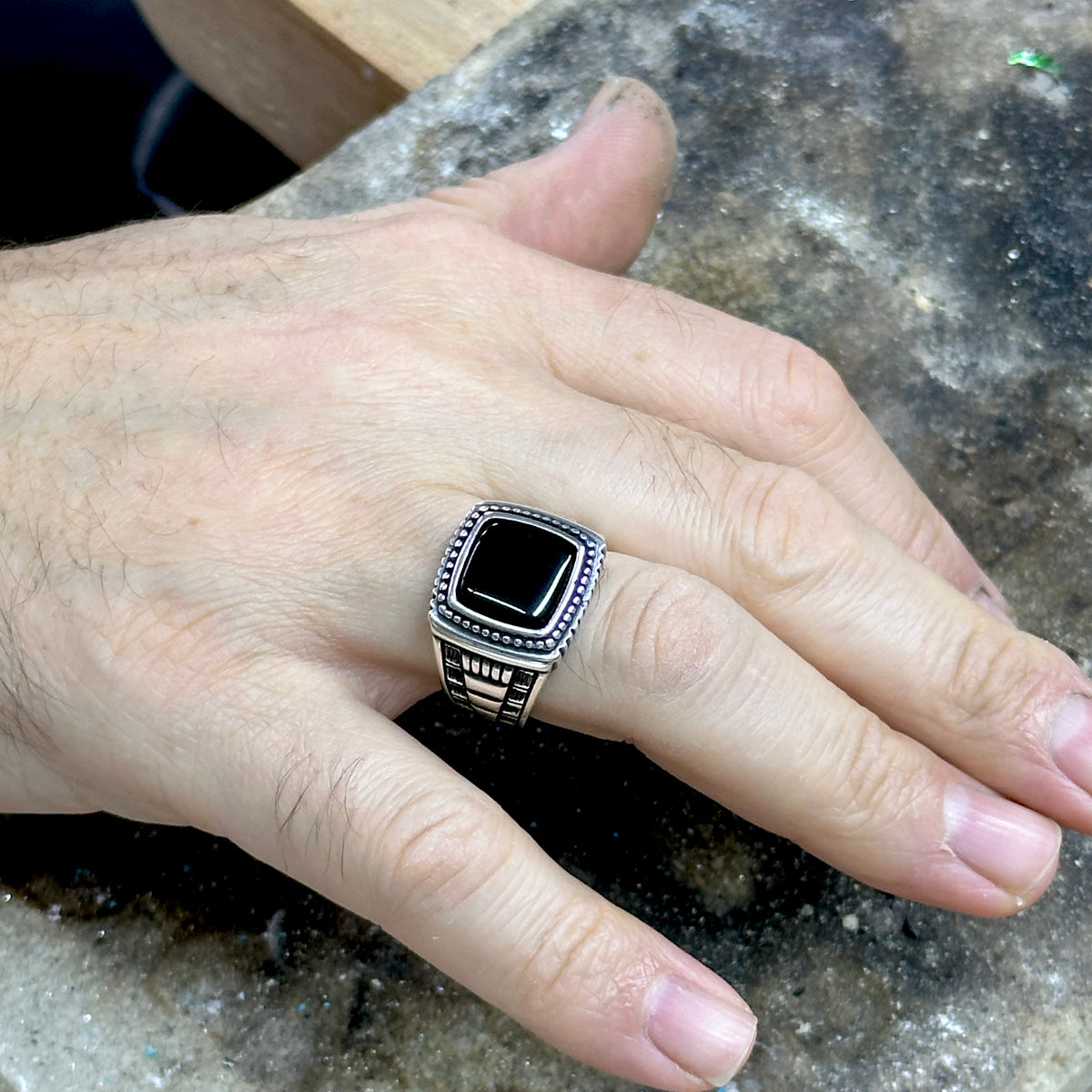 Anillo cuadrado de plata con piedras preciosas de ónix negro para hombre