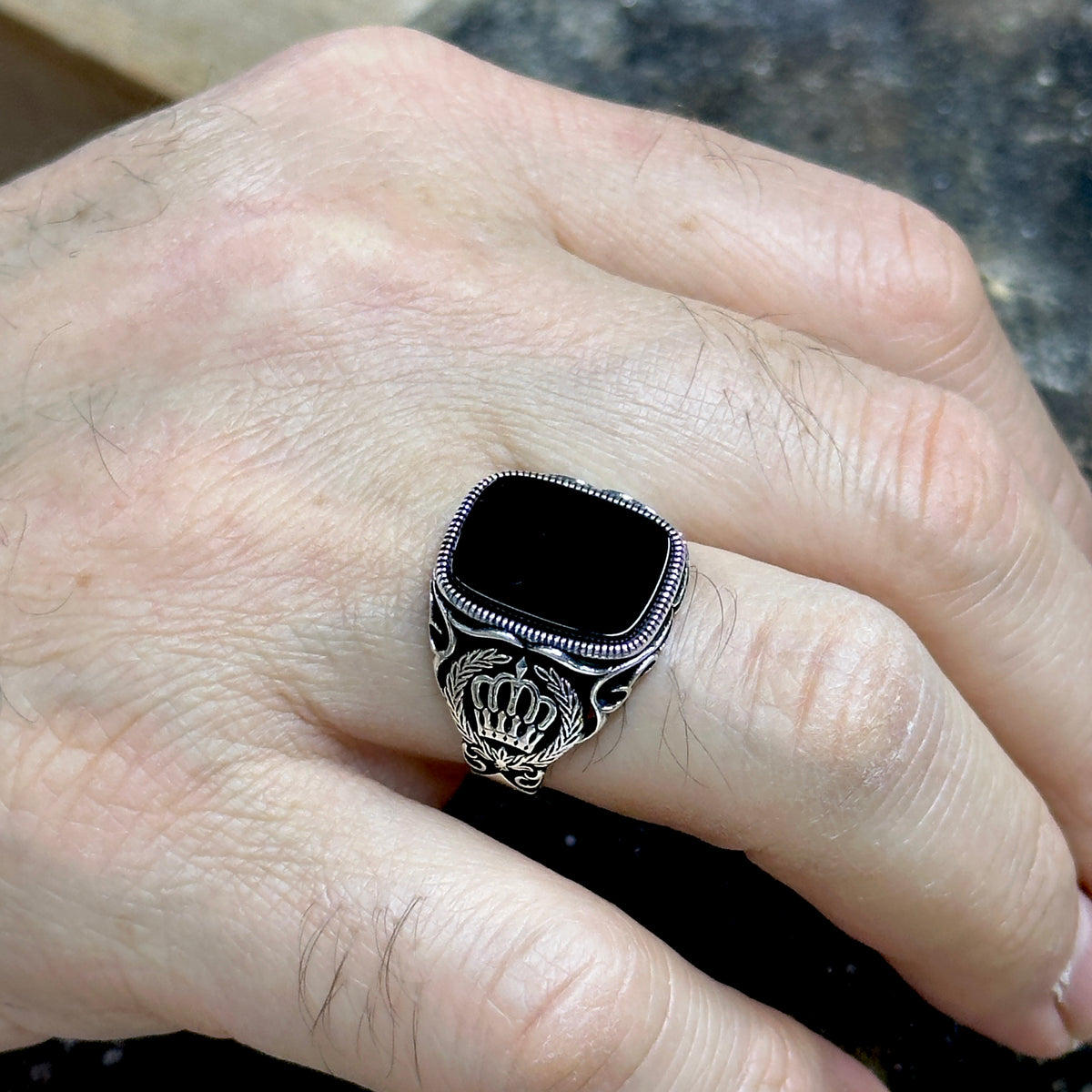 Anillo de ónix con corona de rey cuadrado hecho a mano para hombre