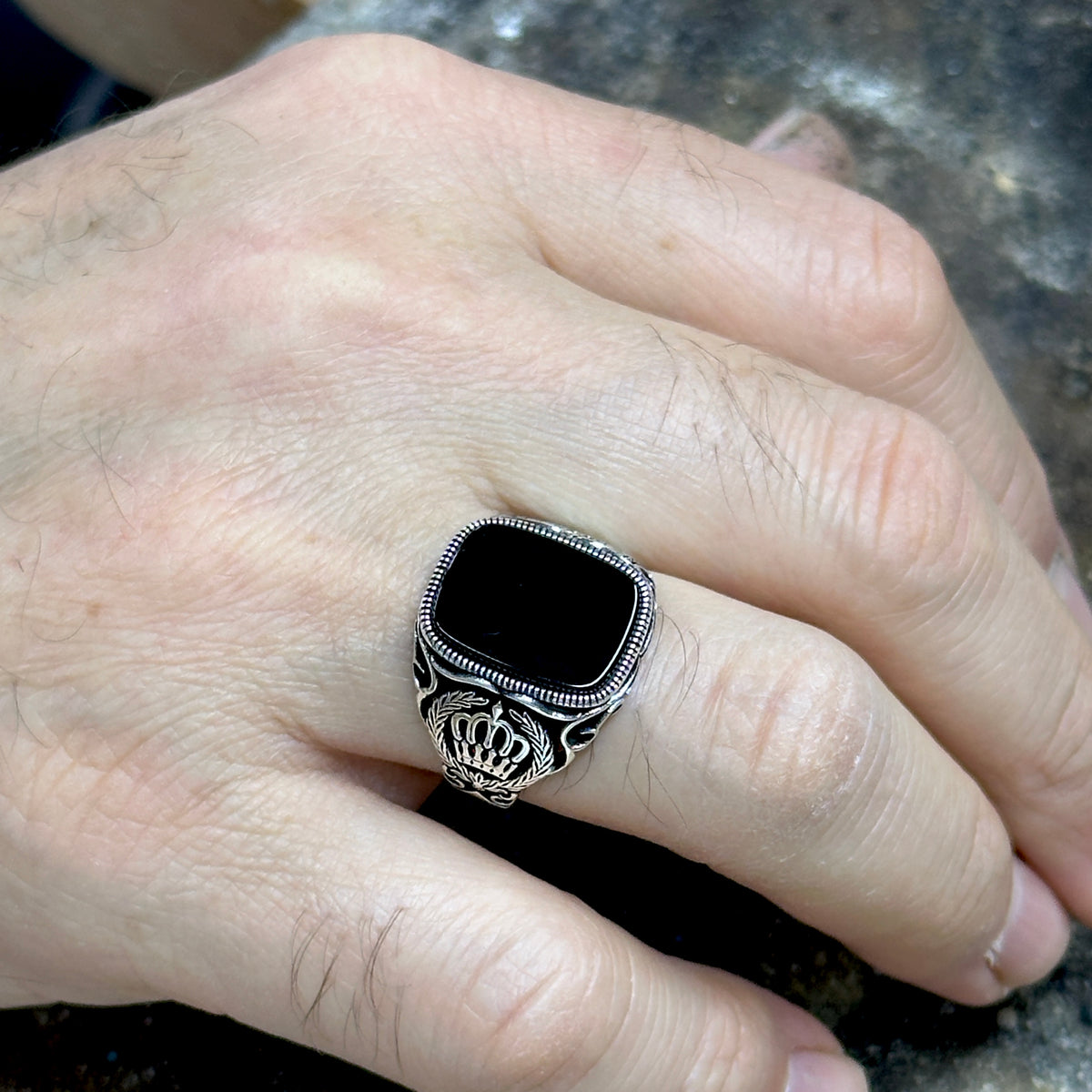 Anillo de ónix con corona de rey cuadrado hecho a mano para hombre