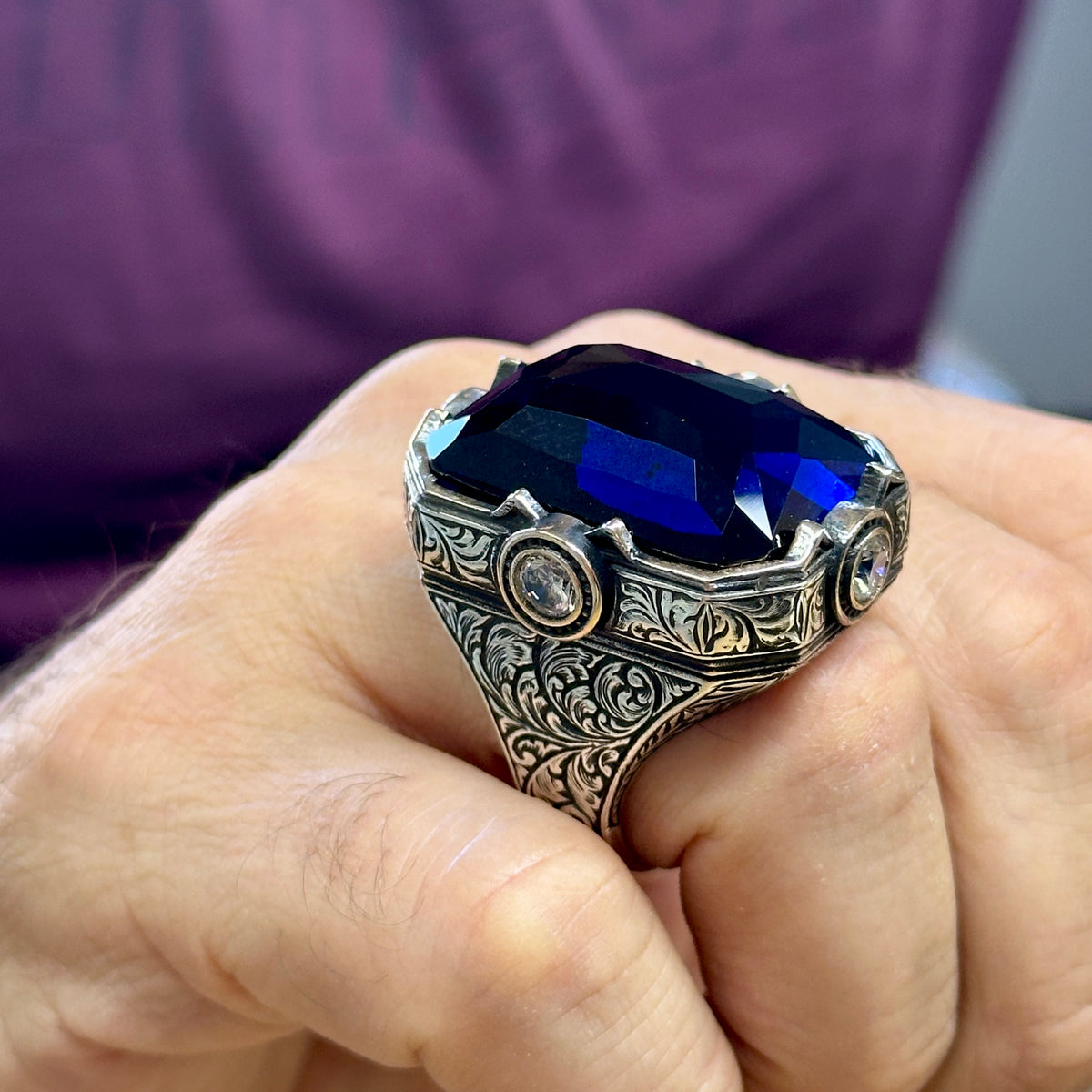 Herrenring aus Silber im osmanischen Stil mit großem Saphir