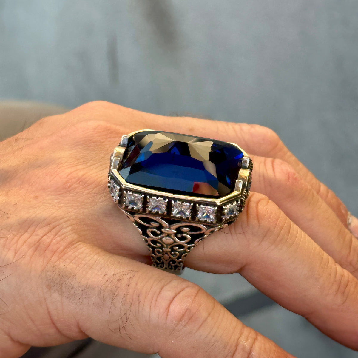 Herrenring aus Silber mit großem blauem Zirkon und Saphir