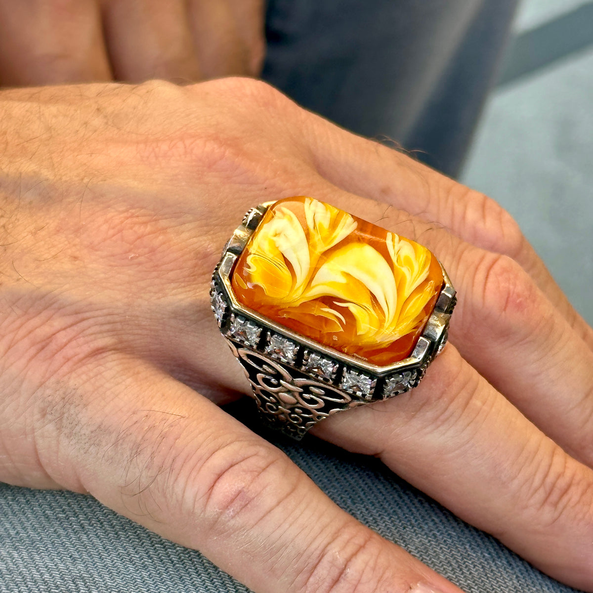 Anillo de plata con piedra preciosa ámbar grande hecho a mano para hombre