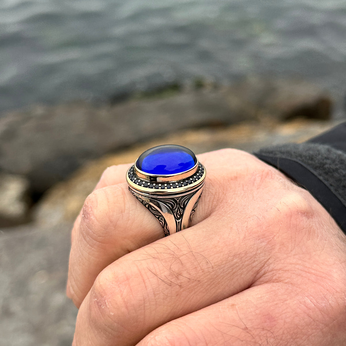 Ovaler handgefertigter Ring mit blauem Saphirstein für Männer