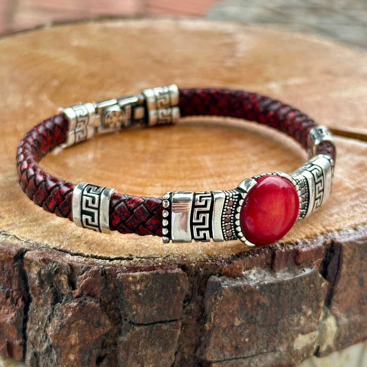 Pulsera de cuero rojo con piedras preciosas de rubí y coral para hombre