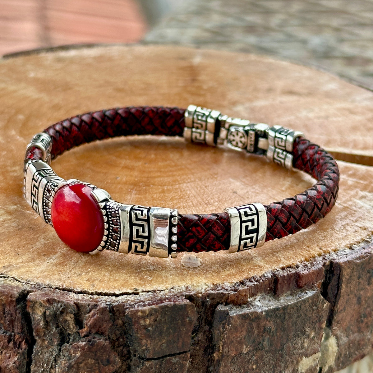 Pulsera de cuero rojo con piedras preciosas de rubí y coral para hombre