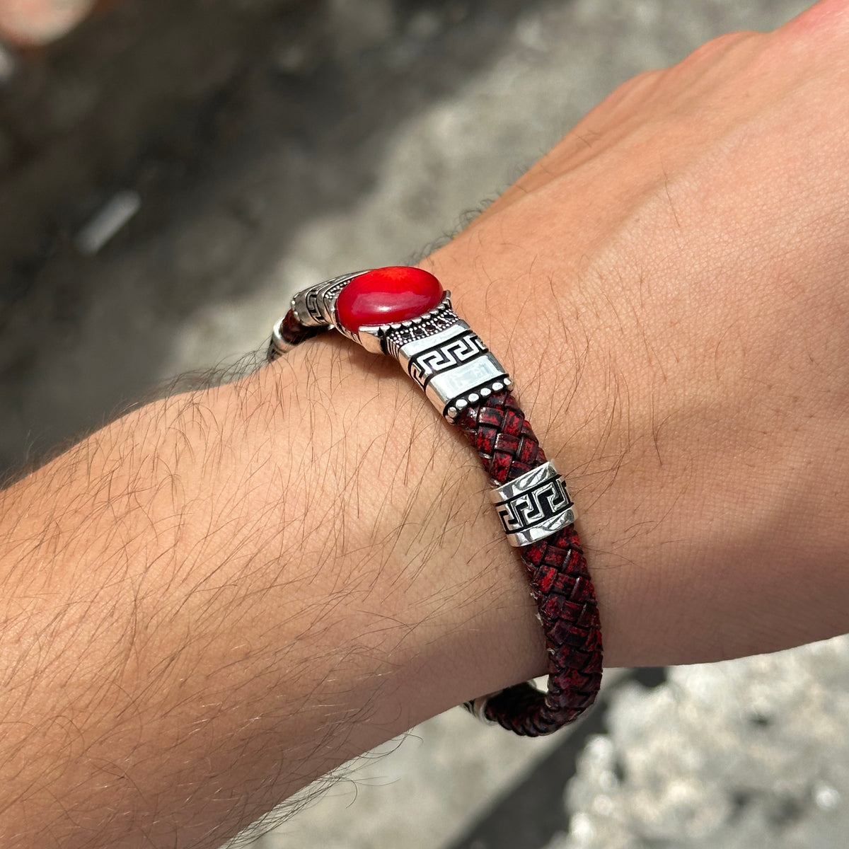 Pulsera de cuero rojo con piedras preciosas de rubí y coral para hombre