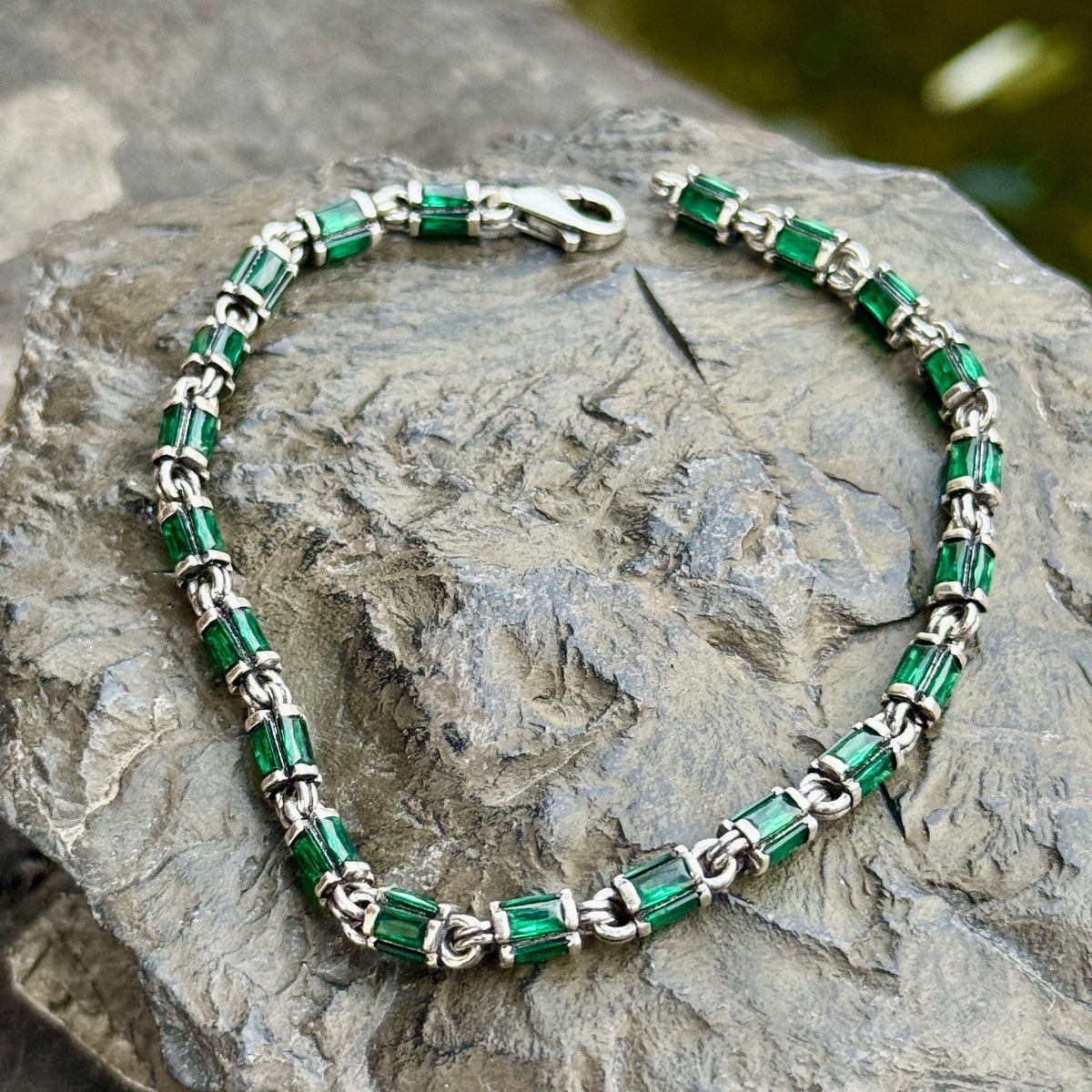 Pulsera de eslabones de cadena hecha a mano para hombre con piedra preciosa de esmeralda verde