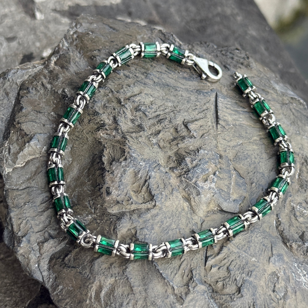 Pulsera de eslabones de cadena hecha a mano para hombre con piedra preciosa de esmeralda verde
