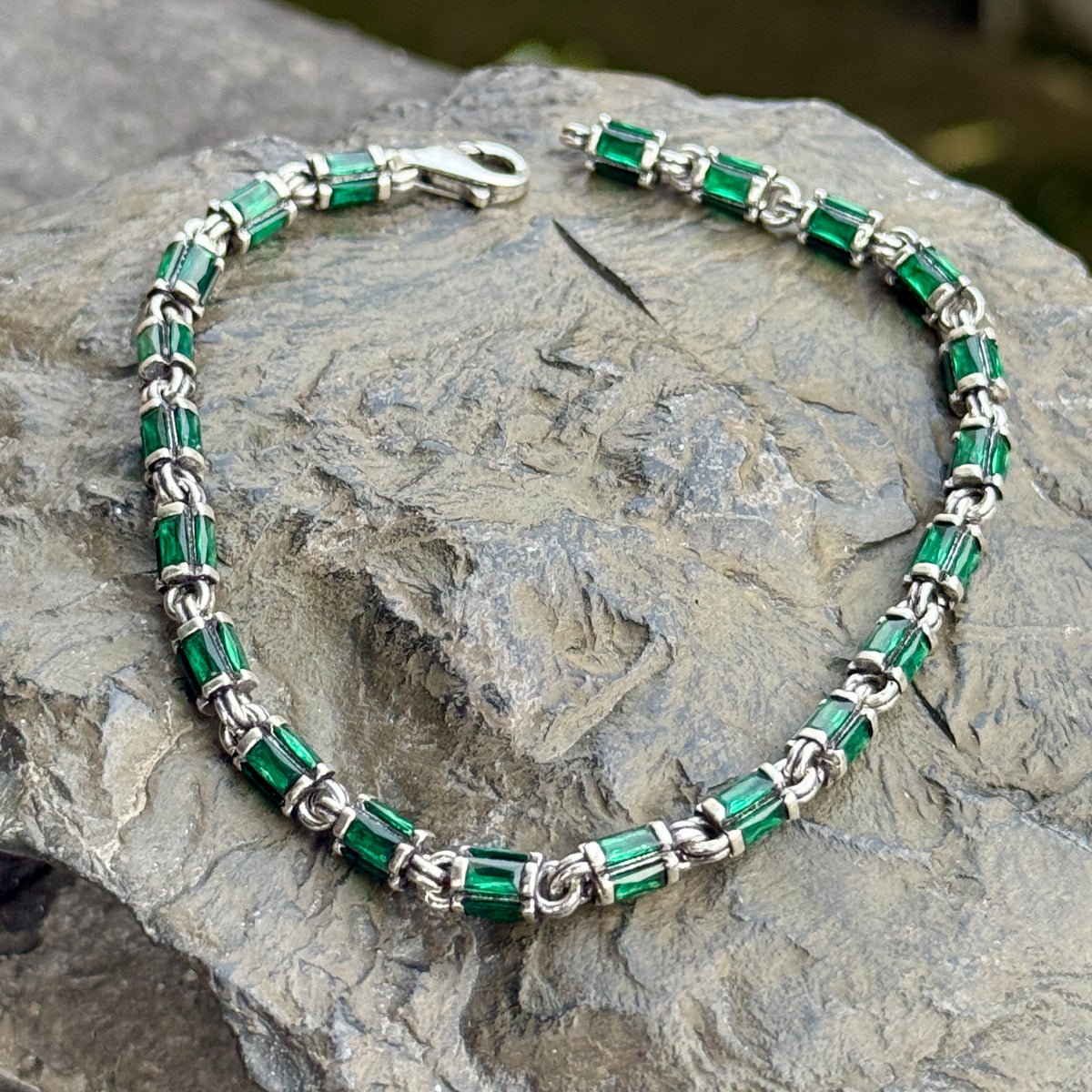 Pulsera de eslabones de cadena hecha a mano para hombre con piedra preciosa de esmeralda verde