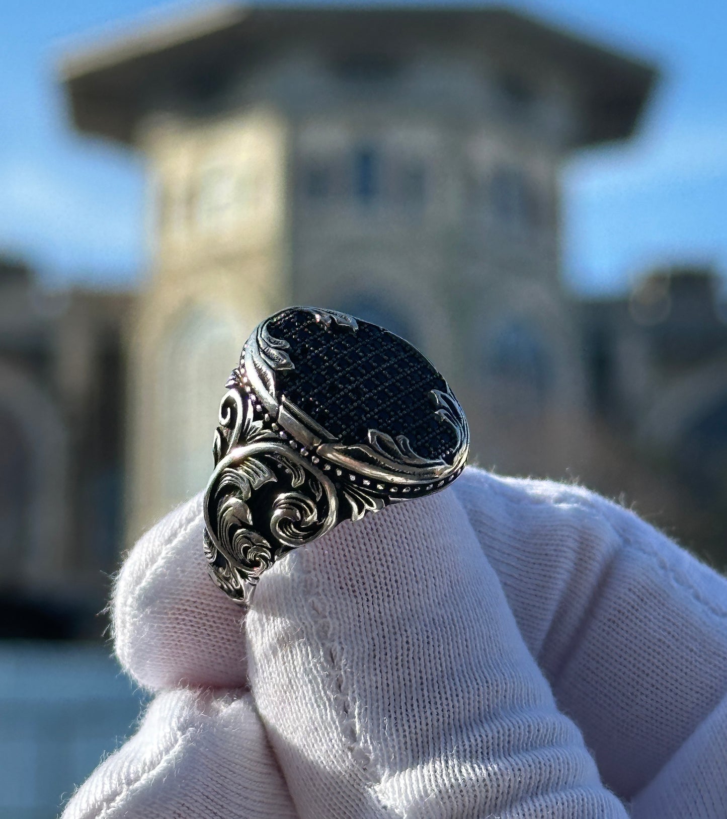 Handgefertigter Herren-Ring aus schwarzem Onyx-Stein mit Gravur