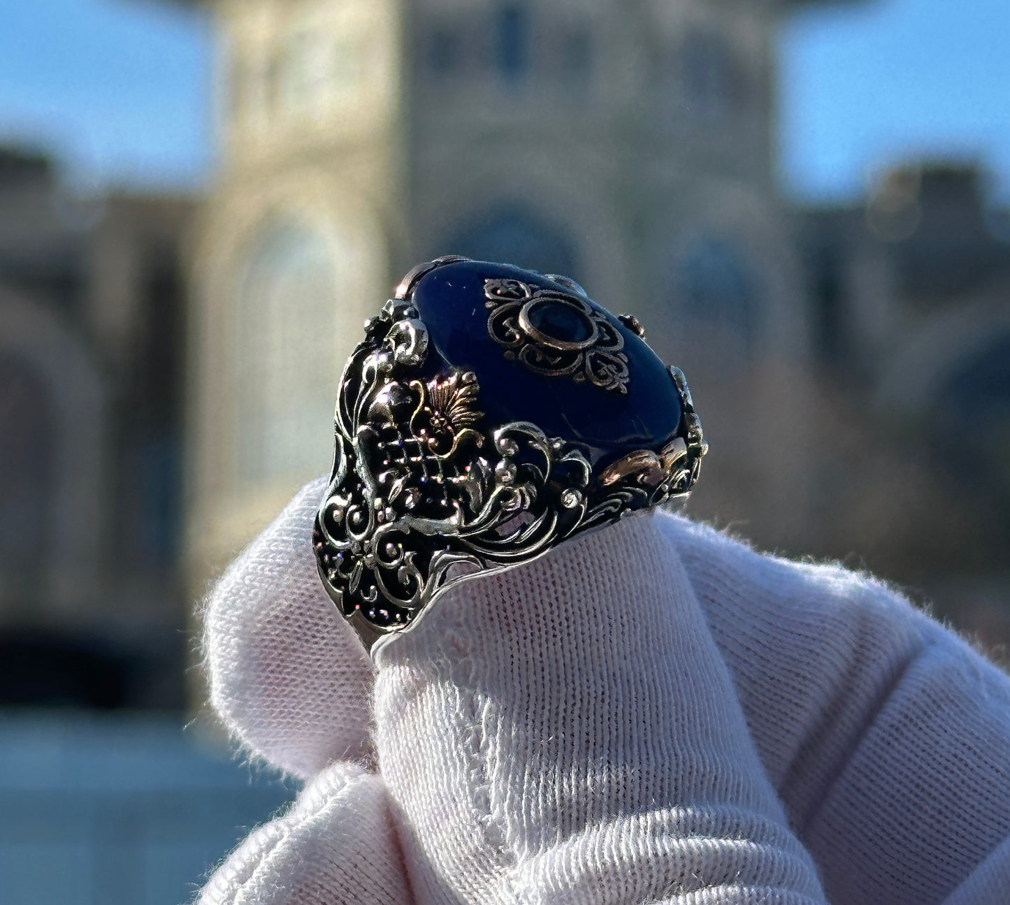 Anillo de plata con piedra de zafiro azul hecho a mano para hombre
