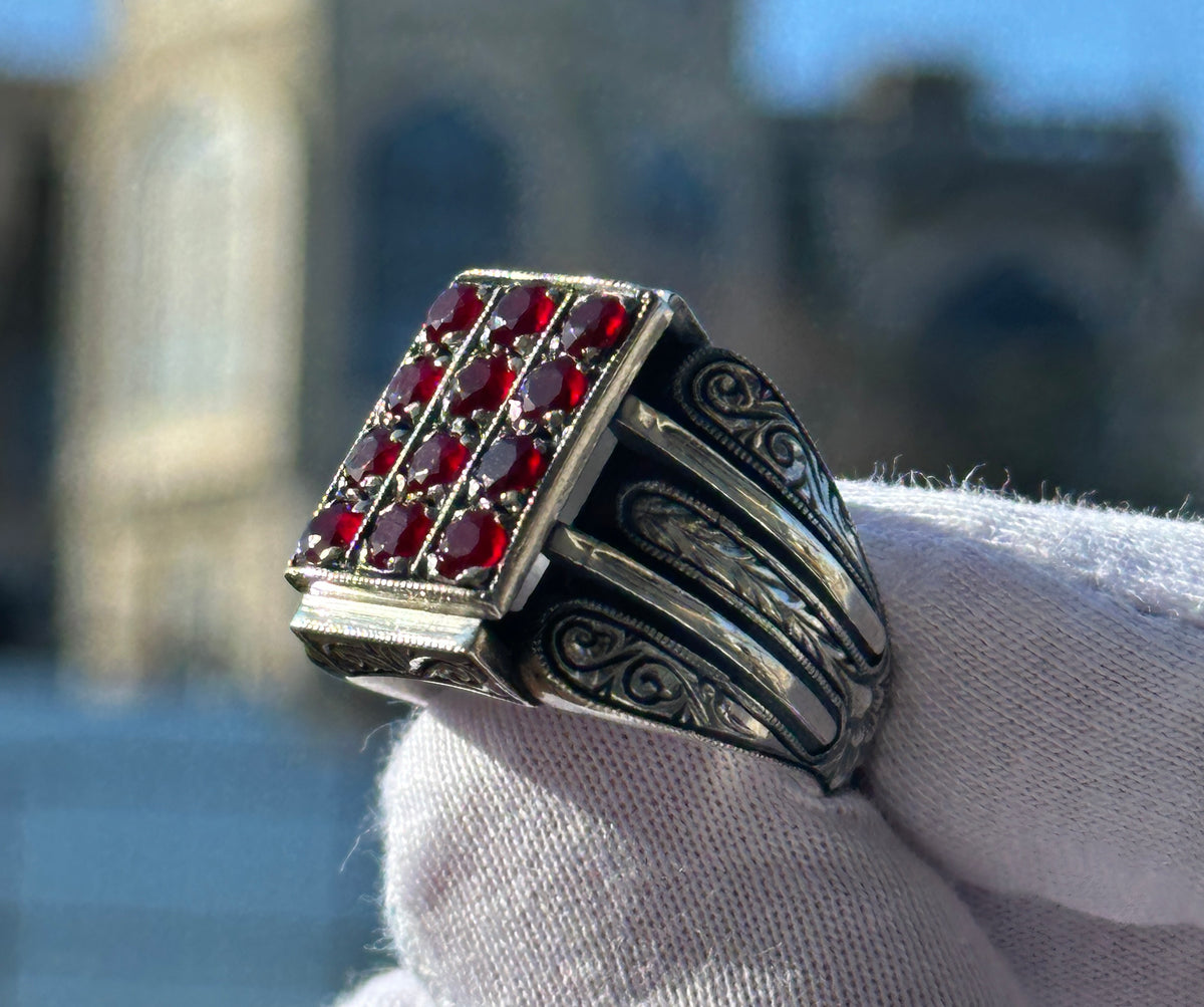Anillo de plata con piedra rubí grabada a mano