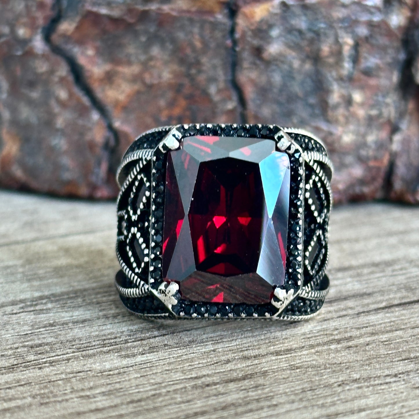 Herren-Ring aus silbernem rotem Granatstein