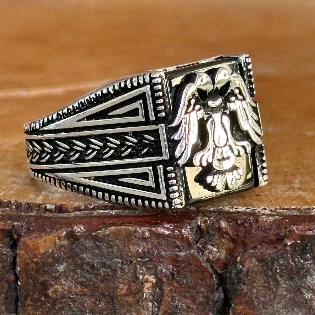Anillo de hombre con figura de águila de piedra de ónix plateado